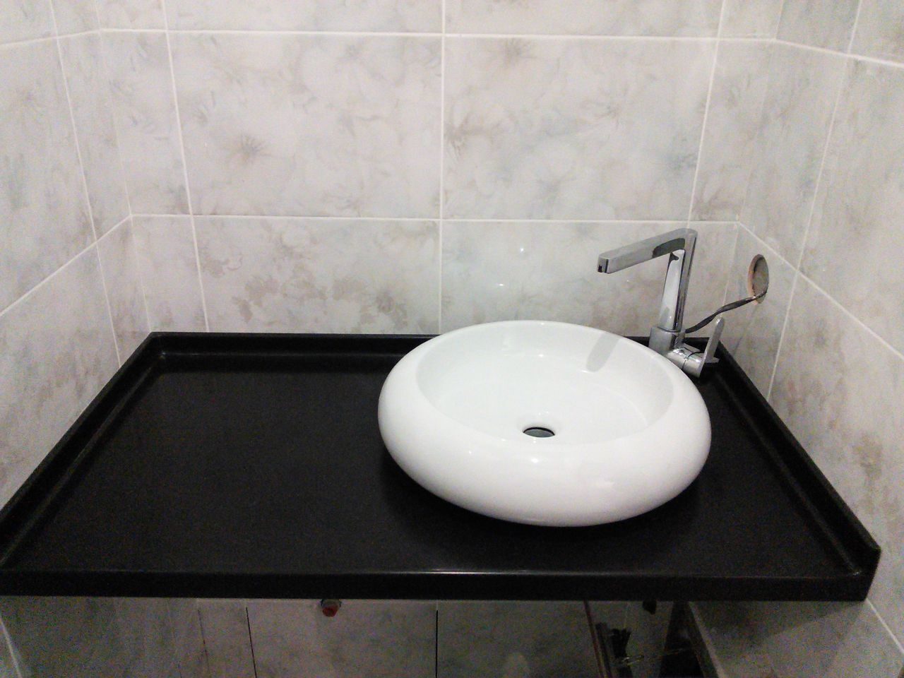 Искусственный камень столешница в ванную с накладной раковиной